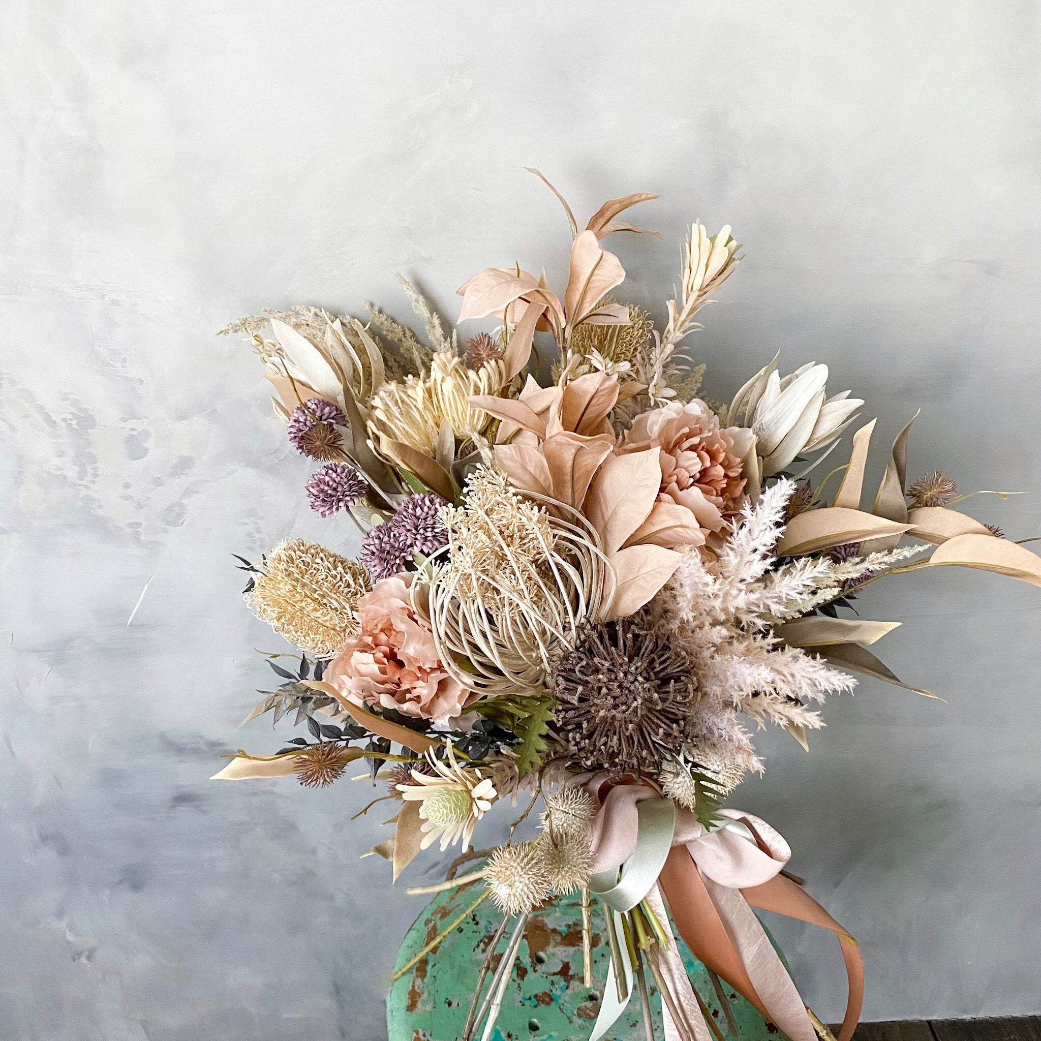 バンクシアとピオニーのネイティブフラワーブーケ｜B0027  